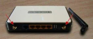 WLAN-Router Rückseite mit RP-SMA-Anschlüssen für externe Antennen